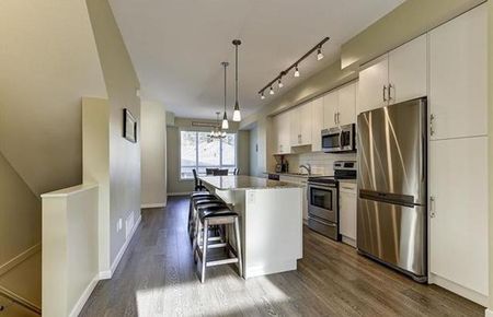 3 bed/2.5 bath Townhouse in Glenmore - Photo 2