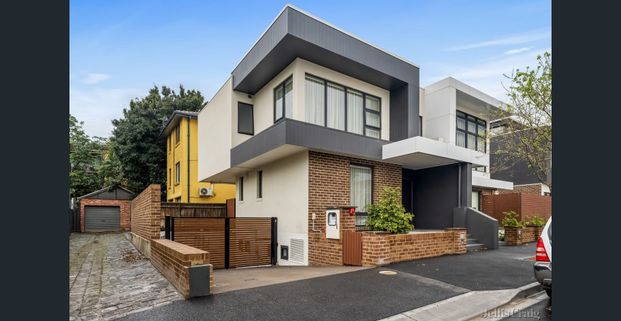 Large Townhouse - Photo 1