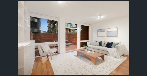Superb, fully renovated 2 bedroom split level unit - Photo 1