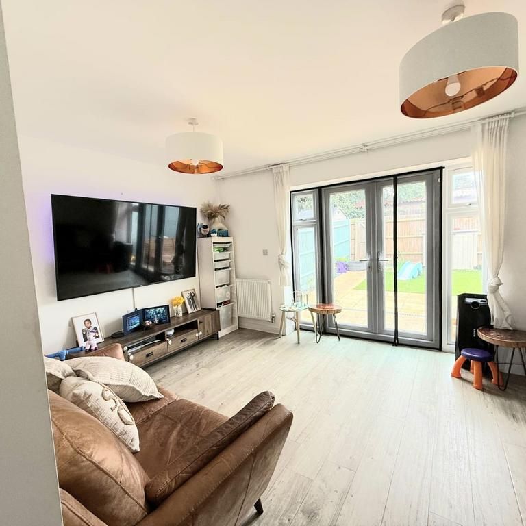 4 bedroom terraced house to rent - Photo 1