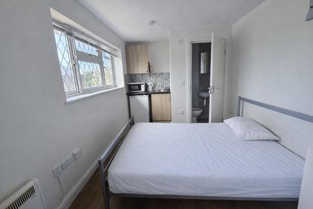 Green Close, Feltham TW13, London - Photo 2