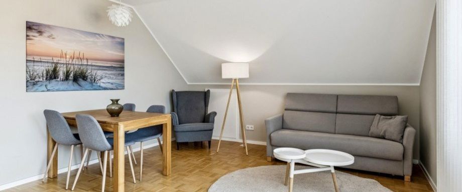 Willkommen in Ihrem neuen Rückzugsort - einer möblierten 2-Zimmer-Dachgeschosswohnung mit 2 Balkonen - Photo 1