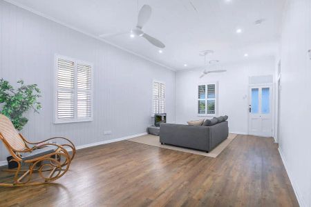 “Cute Renovated Cottage in Superb Location” - Photo 3