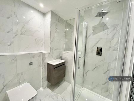 1 bedroom in a flat share to rent - Photo 4