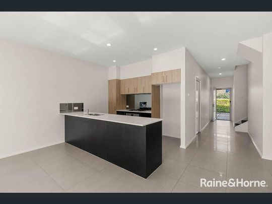 Modern and spacious 3-bedroom townhouse - Photo 1