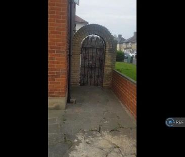 3 bedroom end of terrace house to rent - Photo 4