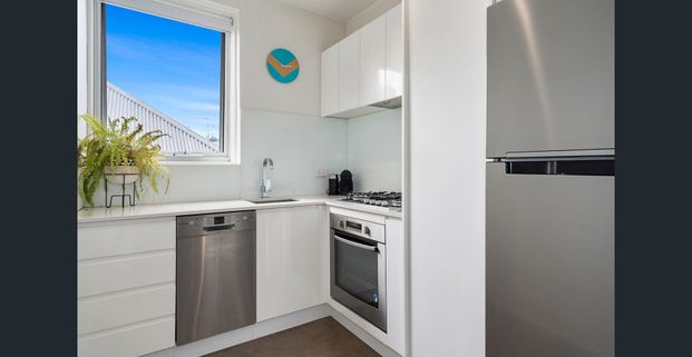 Light, Bright Renovated Apartment – Semi Furn Option - Photo 1