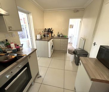 4 bedroom semi-detached house to rent - Photo 5