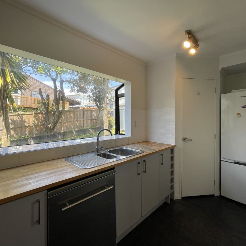 3 Bedrooms, Forrest Hill - Photo 1