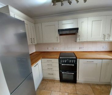 Nice One Bedroom Flat with Beautiful Walled-in Outside Space for Re... - Photo 5