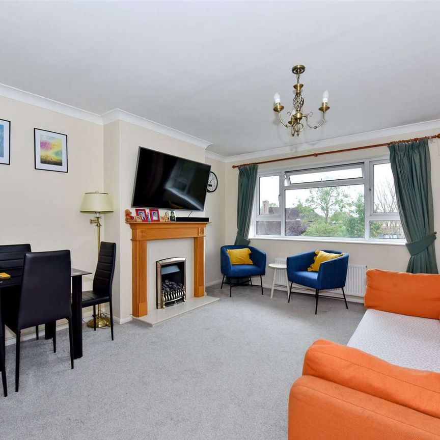 A spacious three bedroom duplex with private garden, garage and allocated parking space - Photo 1