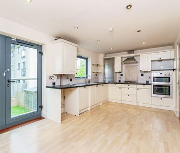 6 bedroom terraced house to rent - Photo 4