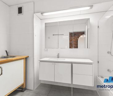 SPACIOUS, MODERN AND A WALK TO EVERYTHING - Photo 3