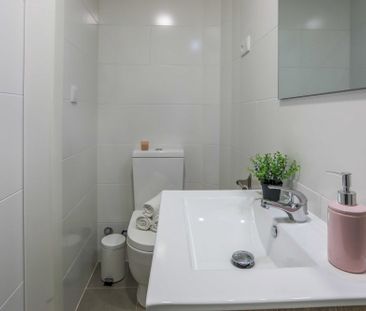 Bright and cozy room in calle del Ferrocarril - Photo 2