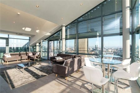 One of Manchester's finest - A unique four bedroom triplex apartment with luxury principal suite situated in the sought after No.1 Deansgate development. - Photo 2
