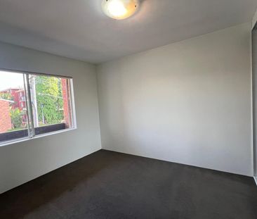 Peaceful parkside retreat with lock up garage & sunny aspect - Photo 3