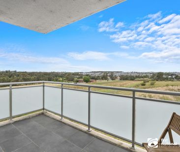 Convenient and contemporary living! - Photo 3