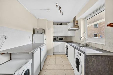 3 bedroom flat to rent - Photo 3