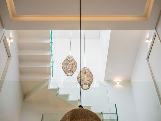 Impressive 4-bedroom beachfront townhouse for Long Term rental in Estepona - Photo 1