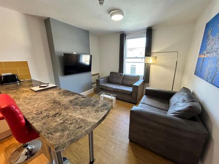 1 bedroom in a house share to rent - Photo 2