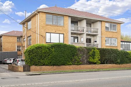 Stylish Apartment with Parking in Elwood's Golden Mile! - Photo 2
