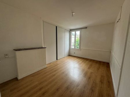 Appartement 4 pièces, à deux pas de la place des Epars ! - Photo 2