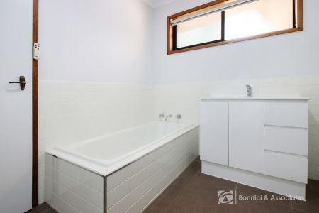 26 Mayfair Drive, West Wodonga - Photo 5