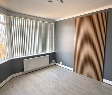 Partly furnished 3 bedroom Semi-detached - Photo 2