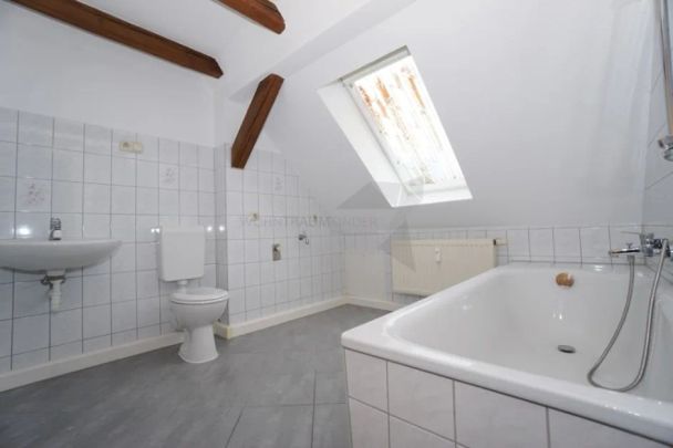 Romantische Dachgeschoss-Wohnung mit Sichtbalken - Photo 1