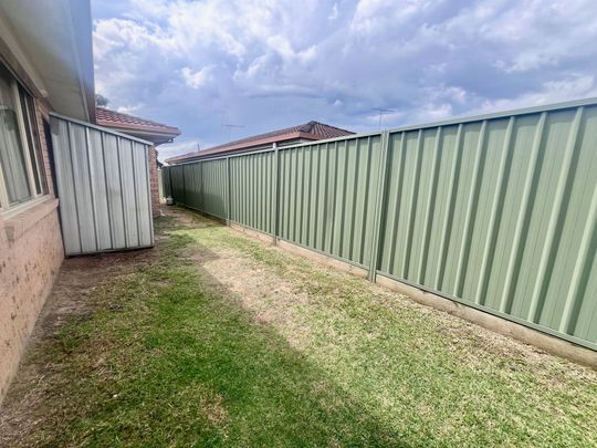 Lovely Home with New Paint&comma; Flooring & Air Con&excl; - Photo 1