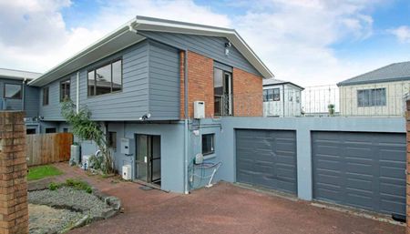 Spacious Living with Great Outdoor Areas – Pri... - Photo 2