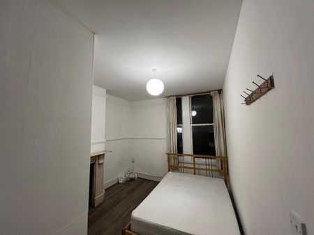 1 bedroom in a flat share to rent - Photo 2