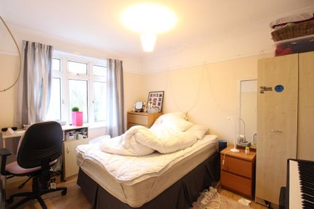 4 bedroom semi-detached house to rent - Photo 3