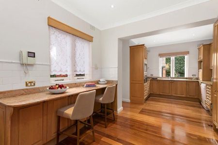 Grand family home in sought-after locale - Photo 5