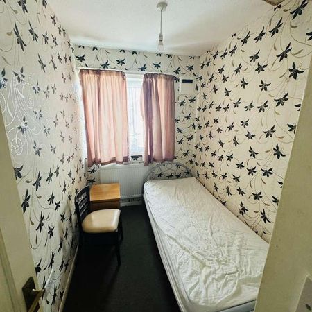 Pennine Way, UB3 - Photo 4