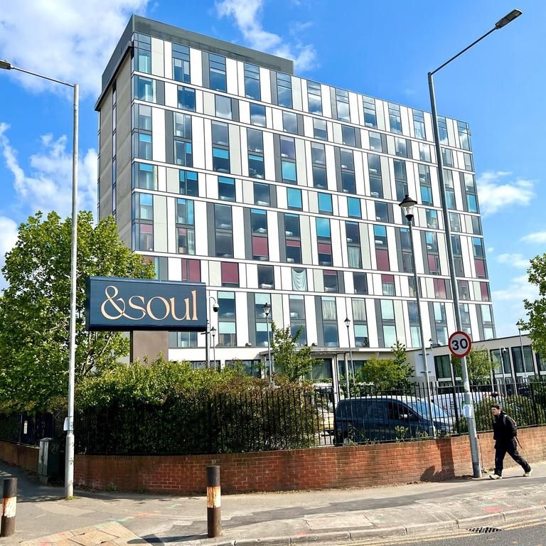 Studio to rent - Photo 1