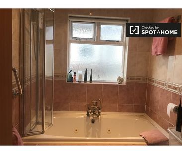 Room for rent in 4-bedroom house in Sandyford, Dublin - Photo 5