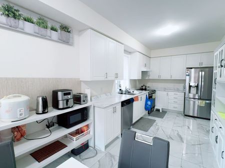 For Lease - 118 Blackwell Crescent Unit# Upper, Bradford West Gwillimbury, Ontario - Photo 3