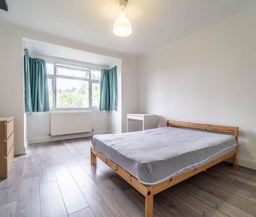 4 Bed Semi-Detached House, Watford Way, NW4 - Photo 2