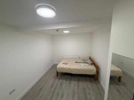 5 bedroom semi-detached house to rent - Photo 2