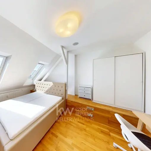 Světlý, kompletně zařízený byt 2+kk s klimatizací a zahradou | Praha 15 – Hostivař - Фото 1