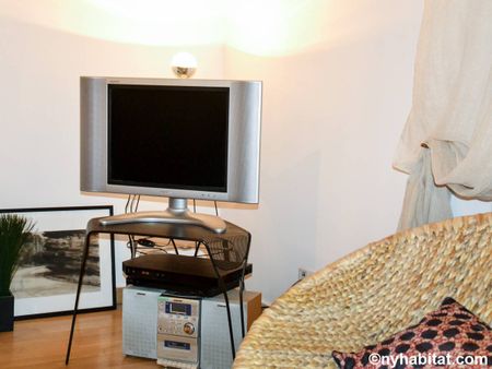 Logement à Paris, Location meublée - Photo 2