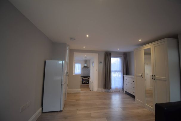 Self contained studio flat close to east ham station- - Photo 1