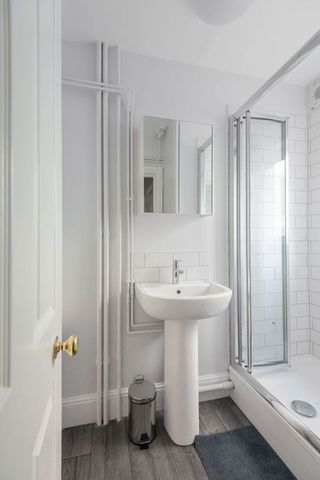 *One room available* 8 bedroom house - Photo 5