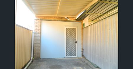 Two bedroom granny flat with own parking & back yard!! - Photo 5