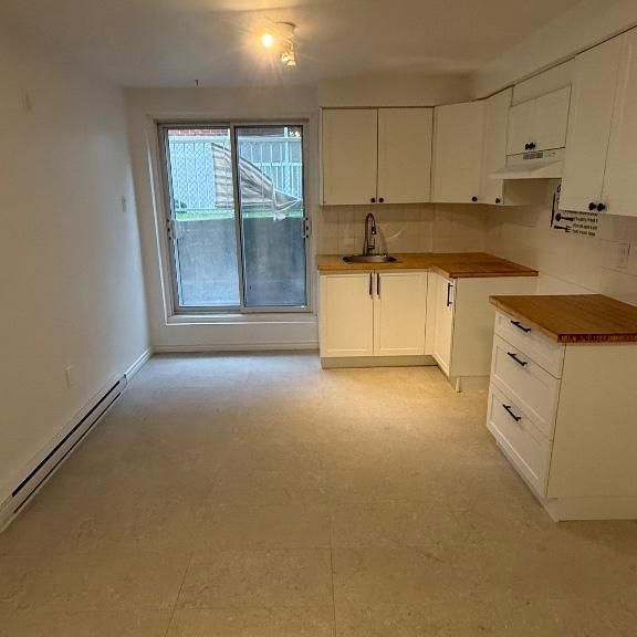 4 1/2 à louer très grand entièrement rénové - Photo 1