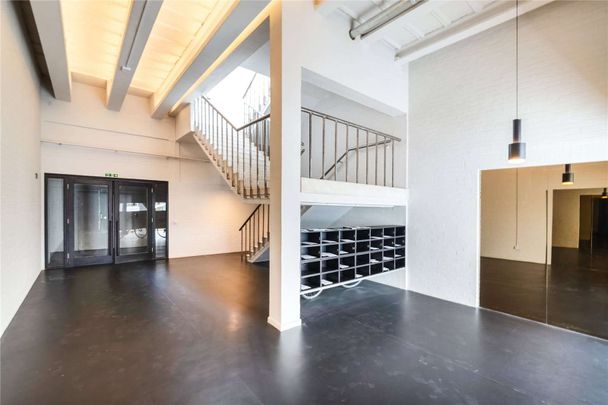 A spectacular 926sq ft one bedroom apartment in this exclusive converted commercial premises. - Photo 1