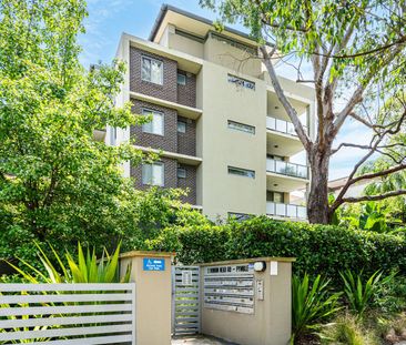 Spacious North-Facing 2-Bedroom Apartment with Courtyard Oasis - Photo 4