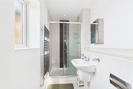 2 bedroom Flat in Mulberry Avenue, Staines-Upon-Thames - Photo 5