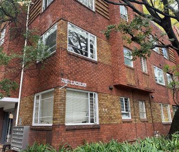 Studio apartment with leafy outlook - Photo 1